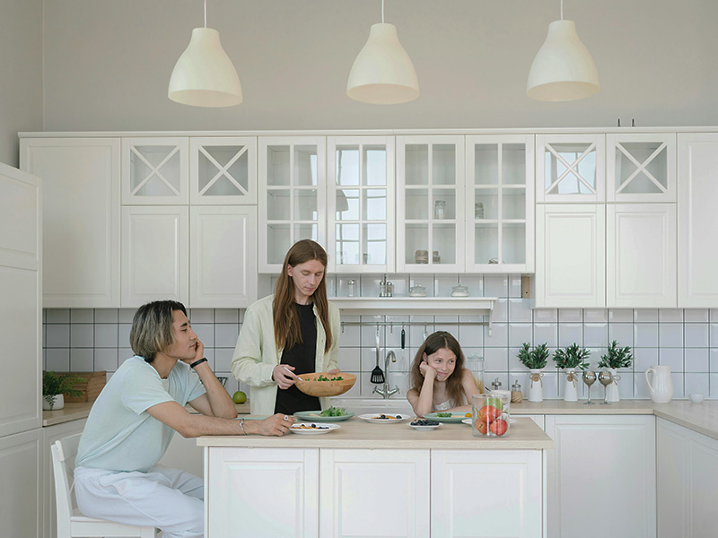 Familie in de keuken maken een salade