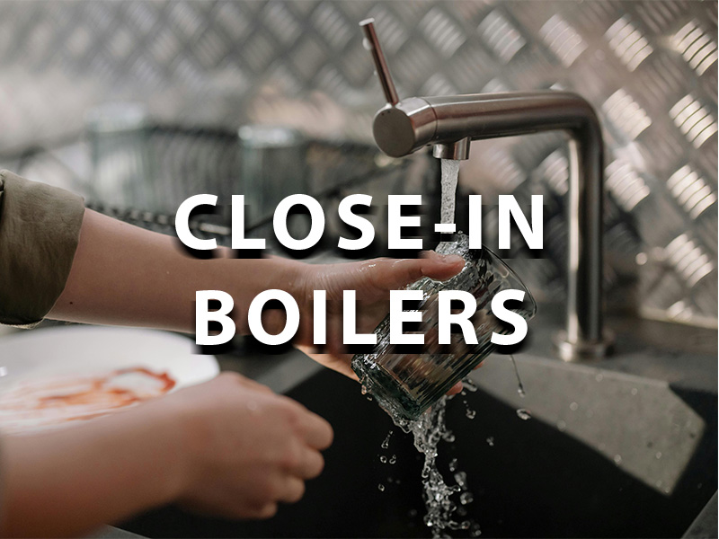 Kraan met water en een beker met tekst close-in boilers