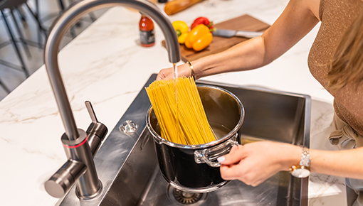 Pasta en een kokend water kraan van Unito